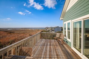 Terrace/patio - Sea Crest Vista: Oceanview Retreat Steps to Beach (North Topsail Beach)