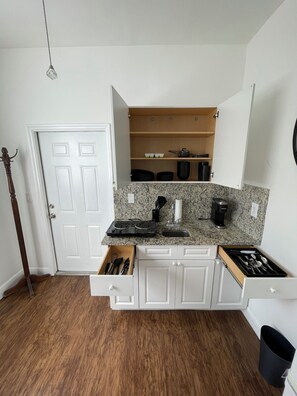 Microwave - Pleasant 1 Bedroom Apartment in West Palm Beach (West Palm Beach)