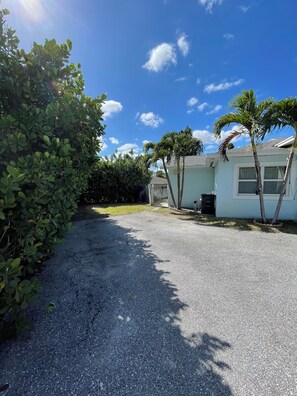 Property grounds - Pleasant 1 Bedroom Apartment in West Palm Beach (West Palm Beach)