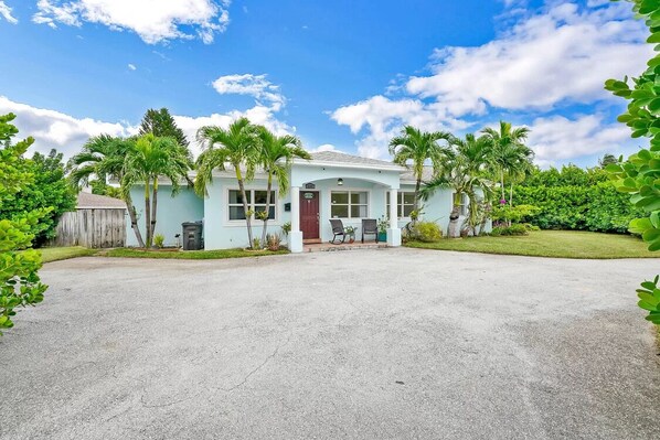 Exterior - Pleasant 1 Bedroom Apartment in West Palm Beach (West Palm Beach)