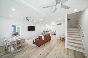 Smart TV - Fish Camp sits on the Colorado River w/pier (Matagorda)