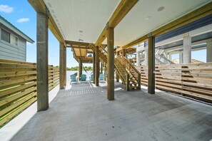 Terrace/patio - Fish Camp sits on the Colorado River w/pier (Matagorda)