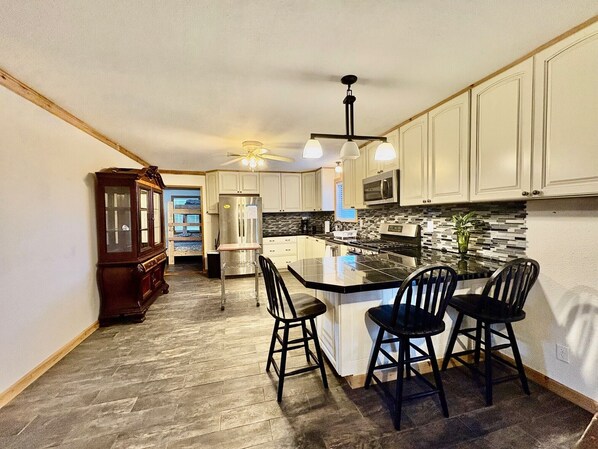 Jääkaappi, mikroaaltouuni, uuni, liesi