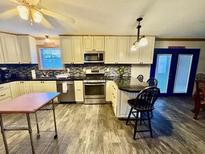 Jääkaappi, mikroaaltouuni, uuni, liesi