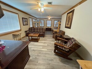 Smart TV - Spacious Beach Getaway - Sleeps 16-game room (Matagorda)
