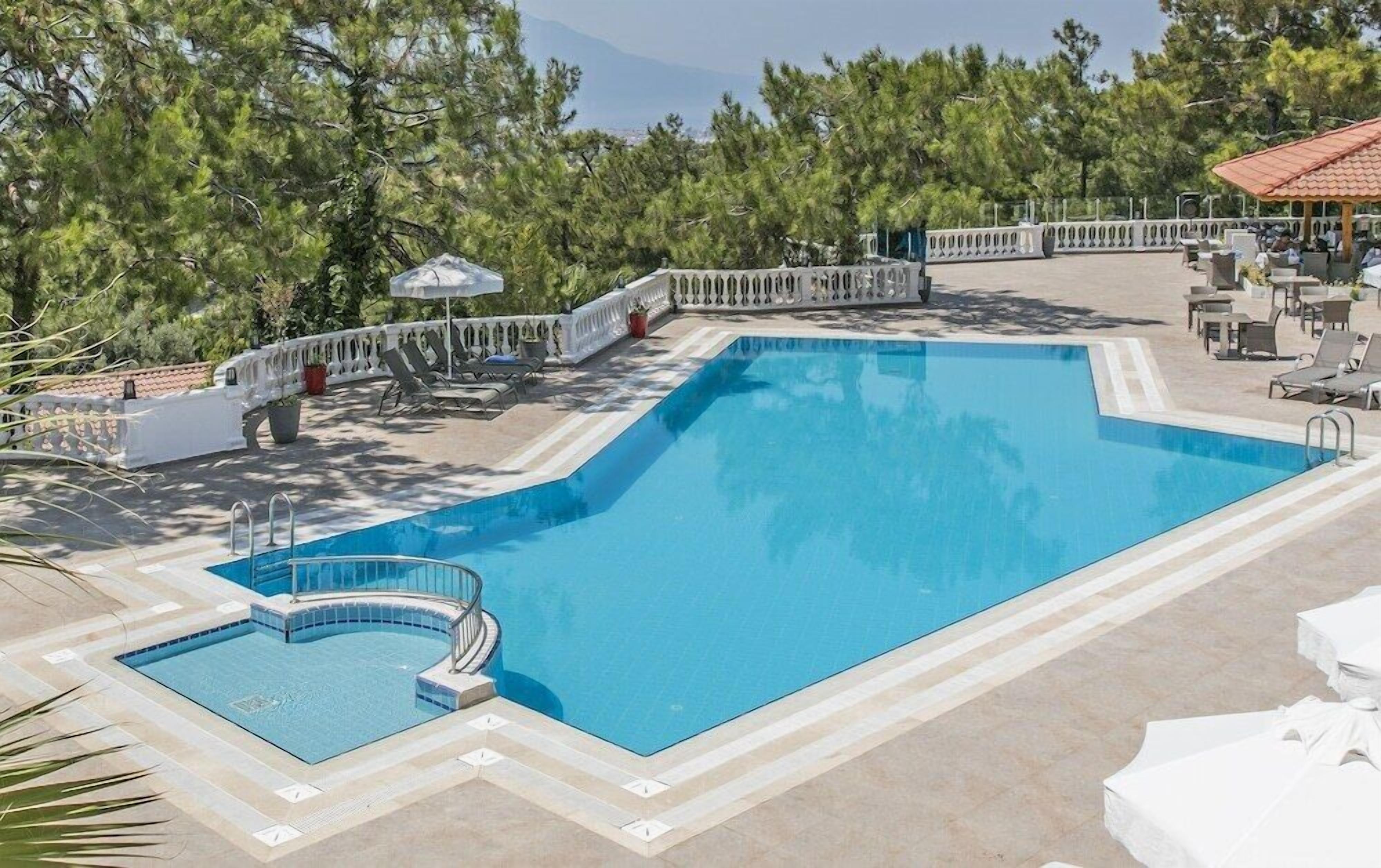 สระว่ายน้ำกลางแจ้ง