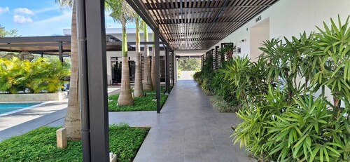 Modern 3BR Gated Condo, 25 Min to Airport, super Fast WiFi, lots of amenities 