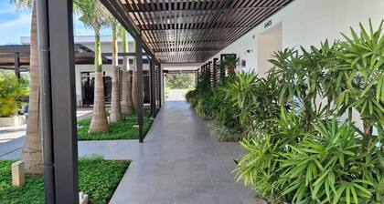 Modern 3BR Gated Condo, 25 Min to Airport, super Fast WiFi, lots of amenities