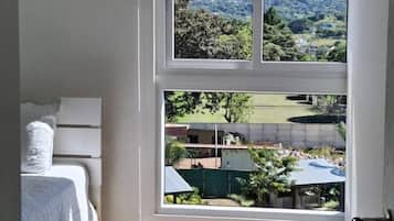 3 habitaciones, escritorio, tabla de planchar con plancha y wifi gratis