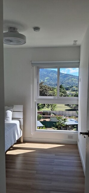 3 habitaciones, escritorio, tabla de planchar con plancha y wifi gratis 