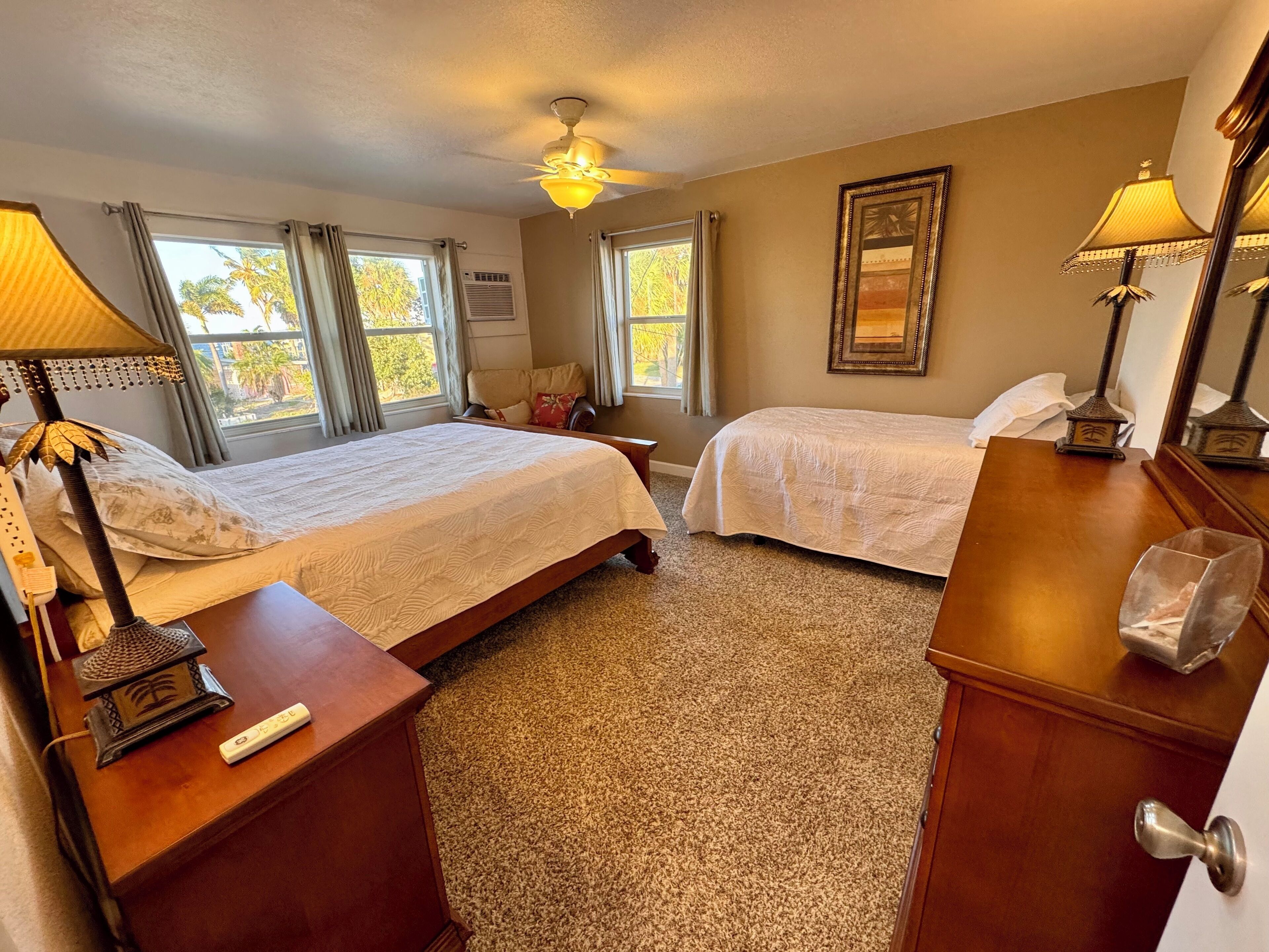 Caja de seguridad en la habitación y tabla de planchar con plancha 