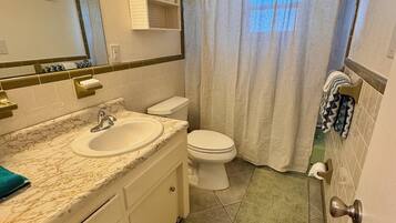 吹风机、毛巾、肥皂、洗发水