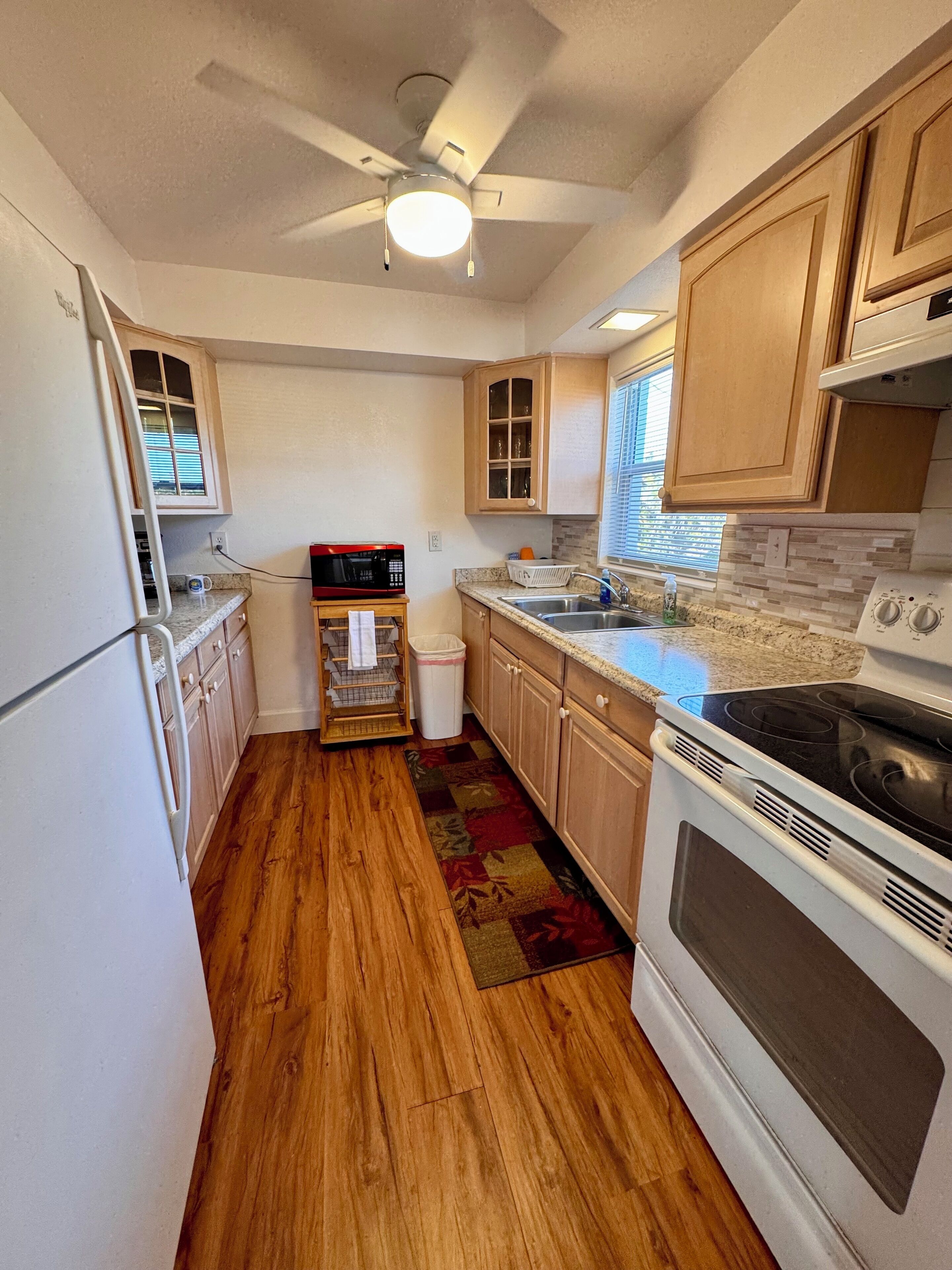 雪櫃、微波爐、焗爐、爐具