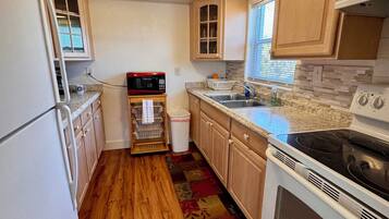 Frigorifero, microonde, forno, piano cottura