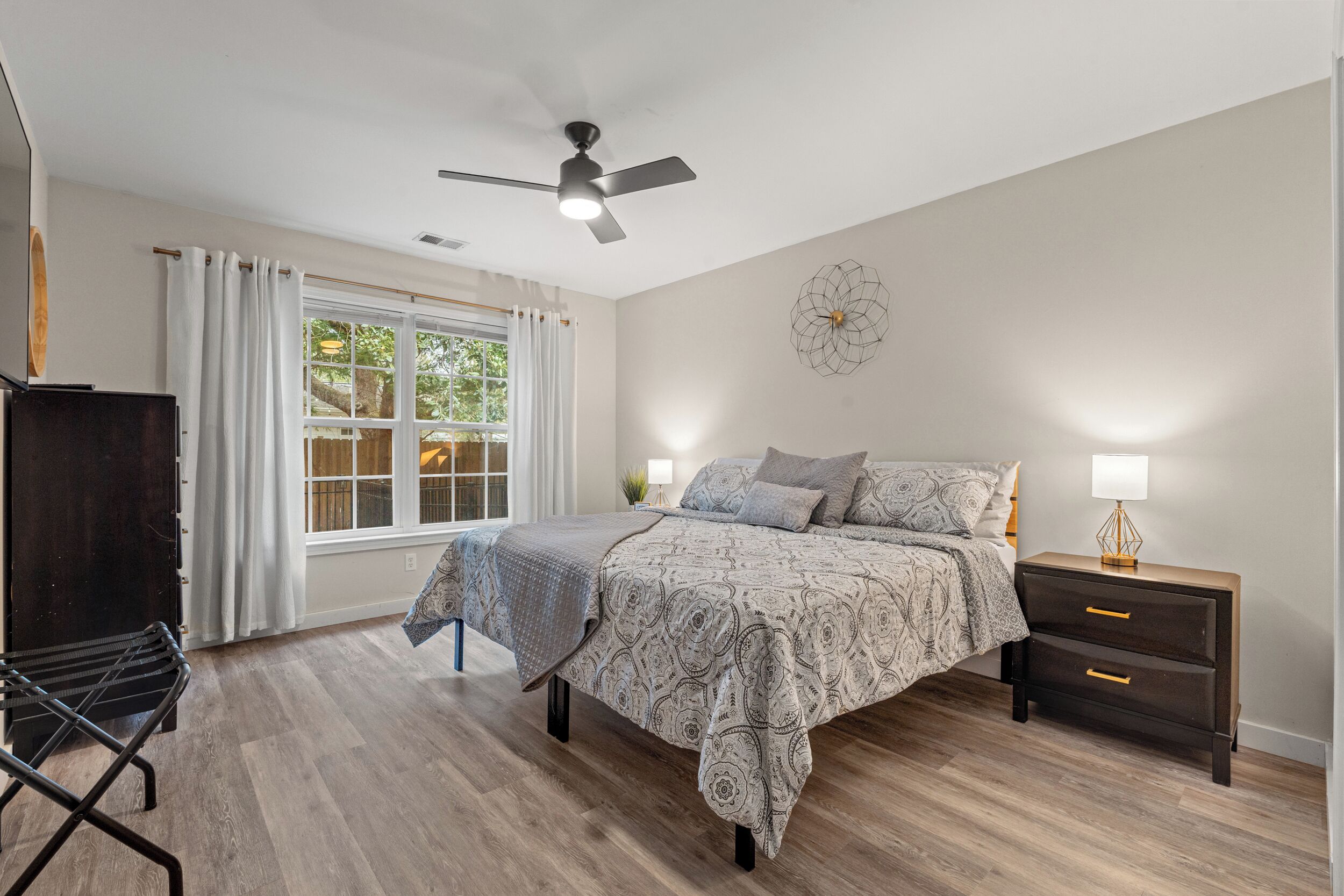 2 bedrooms, desk, iron/ironing board, WiFi