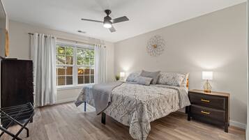 2 bedrooms, desk, iron/ironing board, WiFi