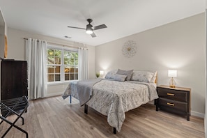 2 bedrooms, desk, iron/ironing board, WiFi