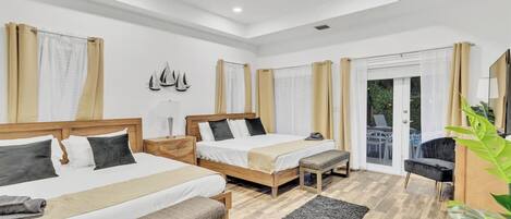 مكواة/لوح كي وسرير سفر وواي فاي وملاءات أسرّة