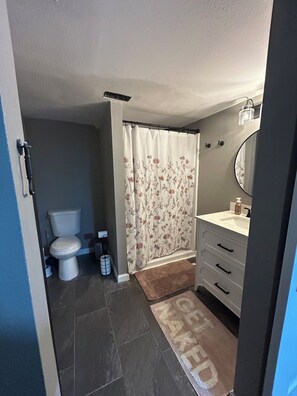 Secador de pelo, toallas, jabón, papel higiénico