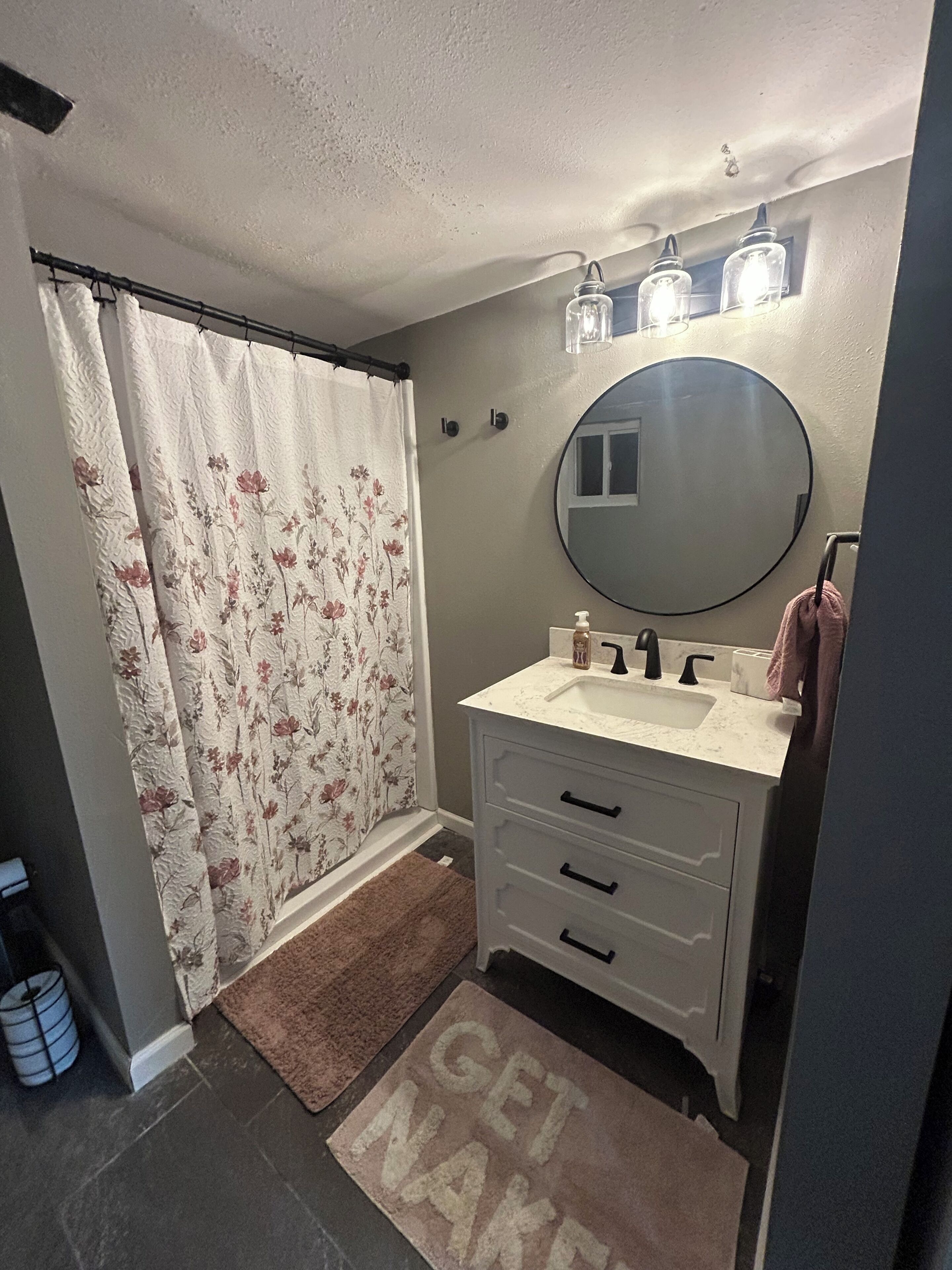 Haartrockner, Handtücher, Seife, Toilettenpapier