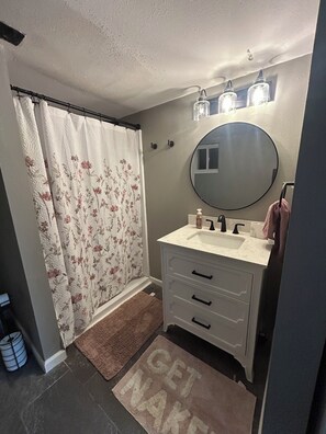 Secador de pelo, toallas, jabón, papel higiénico