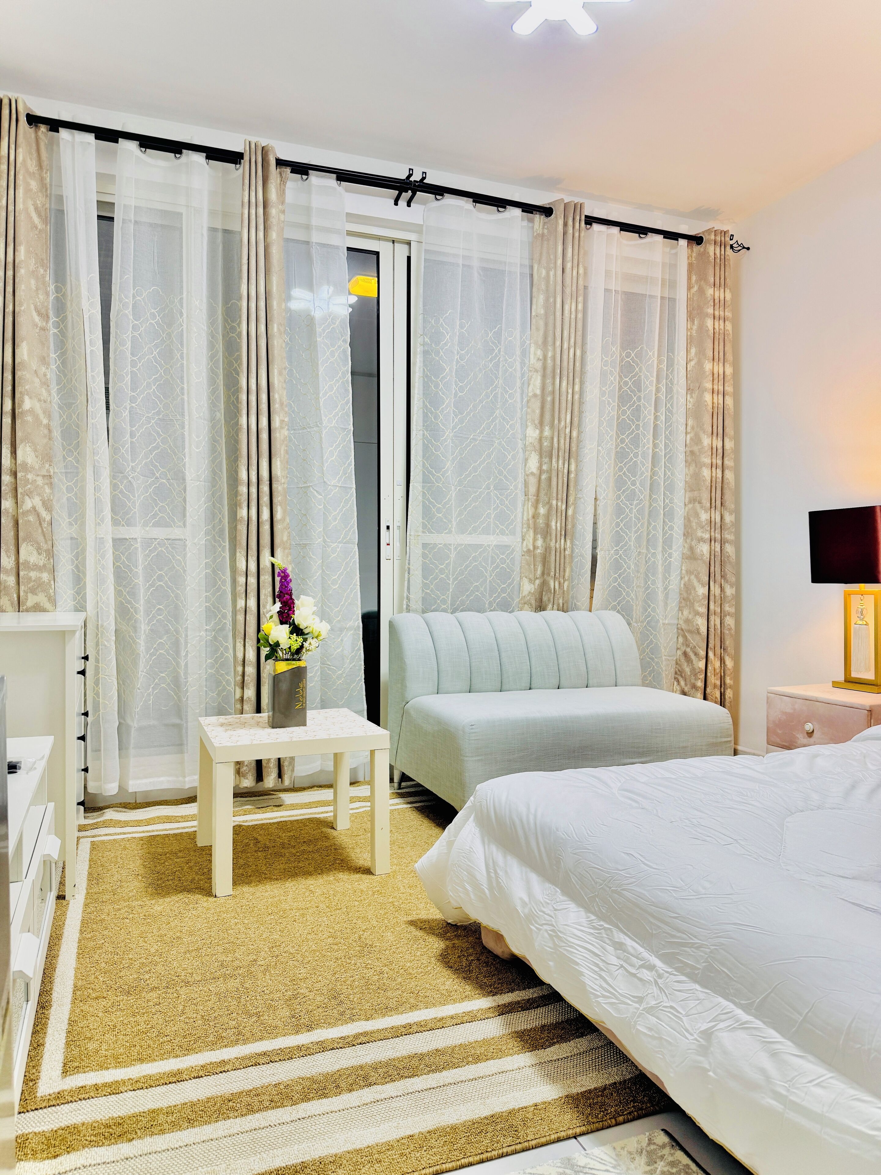 Silitysrauta/-lauta, Wi-Fi, vuodevaatteet