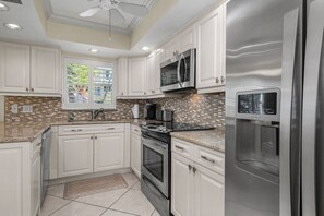Microwave, oven, stovetop, dishwasher - 2-bedroom condo in Olde Naples - Short walk to beach and restaurants on 5th Ave. (Naples)