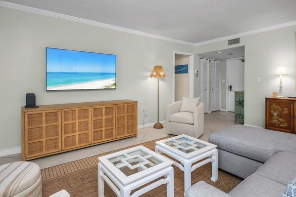 TV - 2-bedroom condo in Olde Naples - Short walk to beach and restaurants on 5th Ave. (Naples)