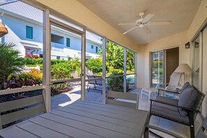 Outdoor dining - 2-bedroom condo in Olde Naples - Short walk to beach and restaurants on 5th Ave. (Naples)