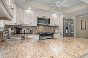 Microwave, oven, stovetop, dishwasher - 2-bedroom condo in Olde Naples - Short walk to beach and restaurants on 5th Ave. (Naples)