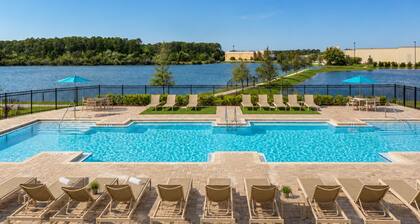 2BR Family Suite - GAMES! Pet-Friendly! POOL!