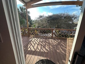 Terrace/patio - Superb 1-bedroom Garage Apt on Oceanfront Property St Augustine/Crescent Beach (St Augustine)