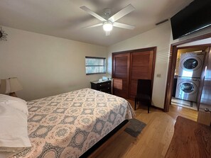 Desk, free WiFi, bed sheets - Superb 1-bedroom Garage Apt on Oceanfront Property St Augustine/Crescent Beach (St Augustine)