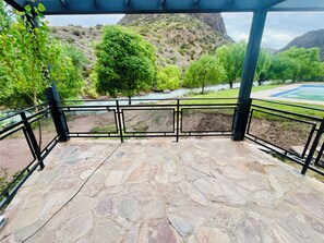 Property grounds - Bella Ribera#4 Riverfront Cabins in Valle Grande with Big Pool & Private Jacuzzi (San Rafael)