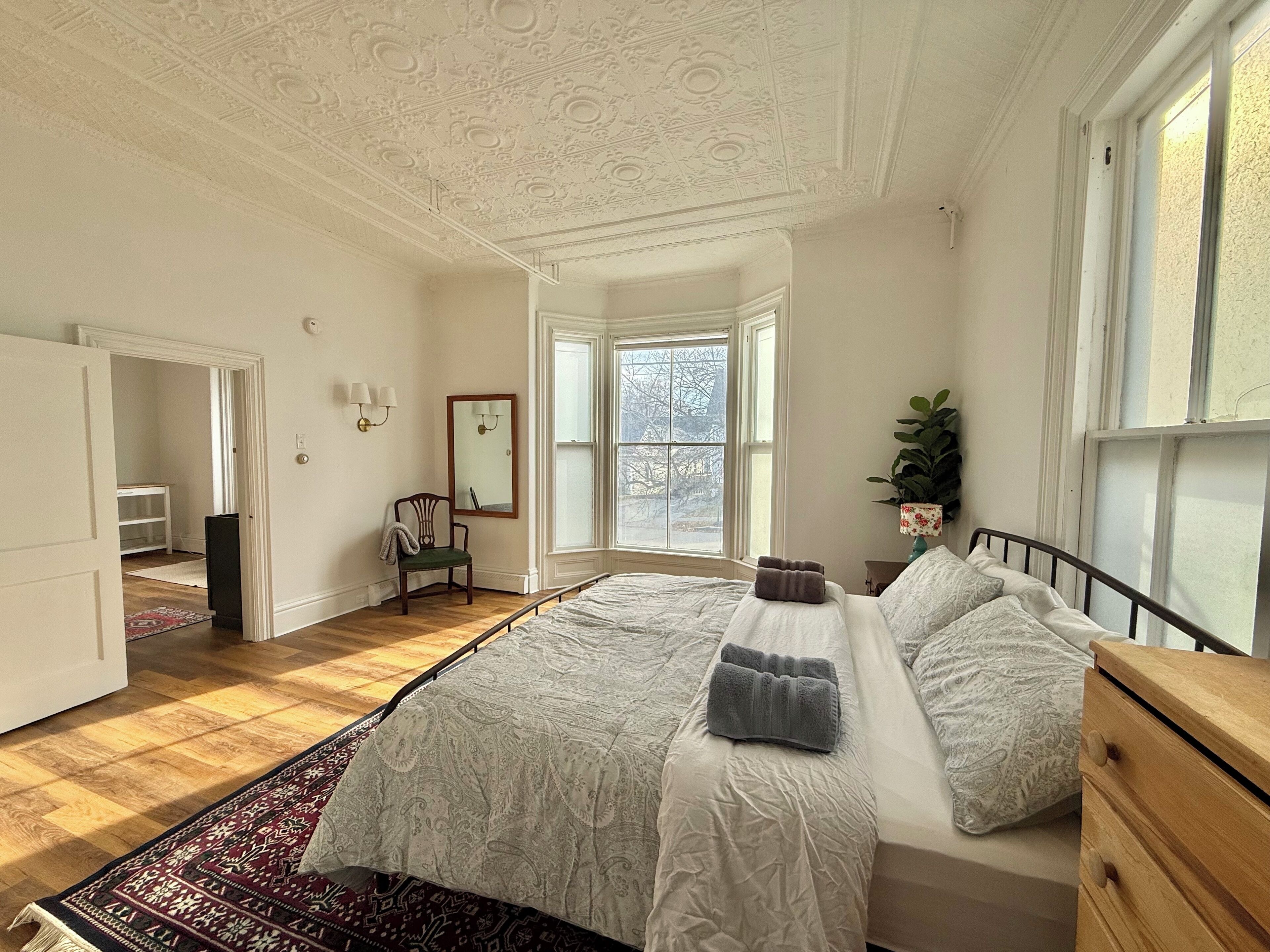 Iron/ironing board, internet, bed sheets