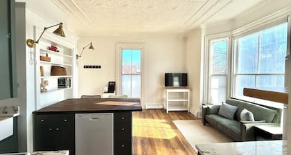 Hip Historical First Fl 1BR Downtown King size bed