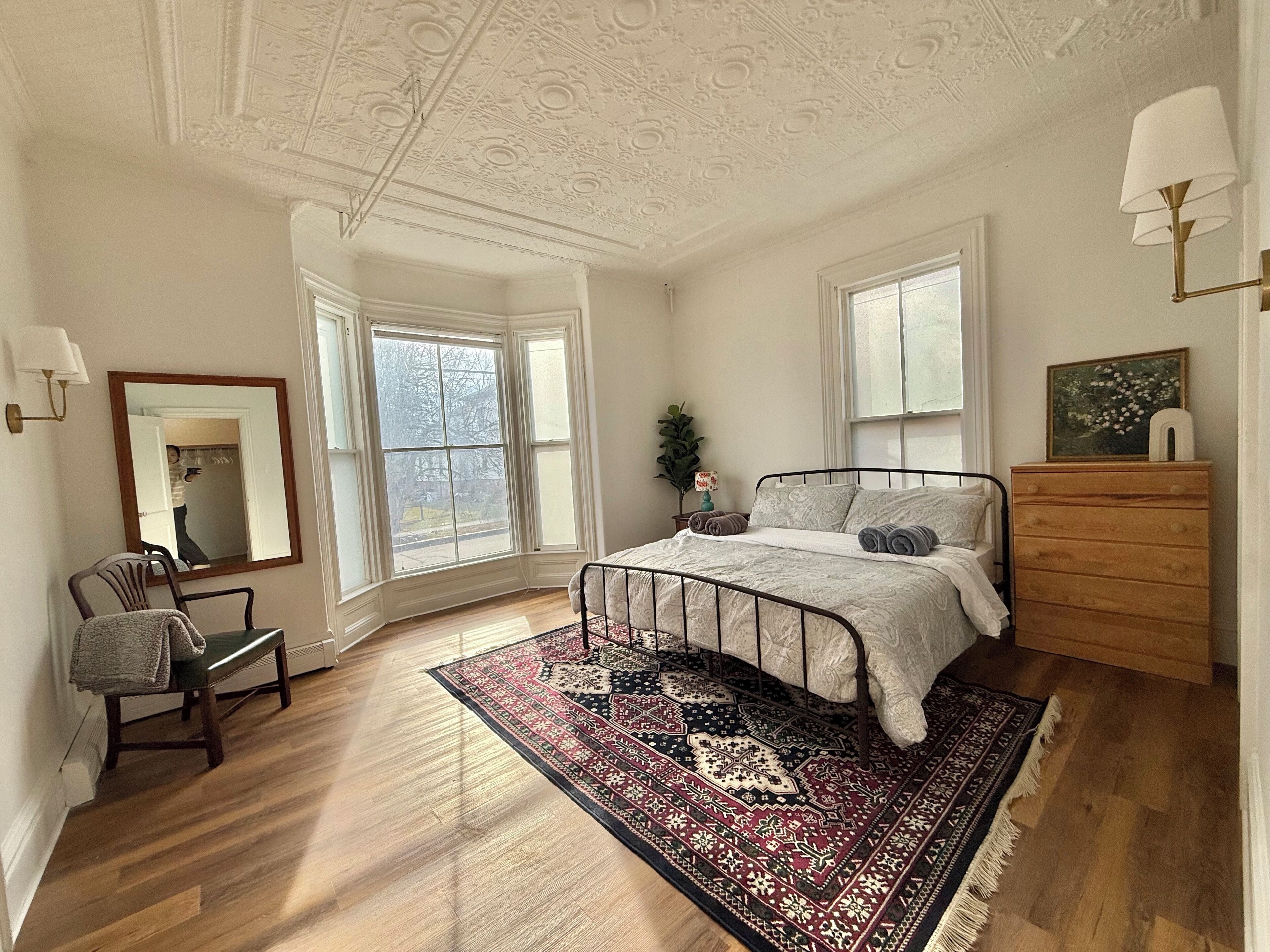 Tabla de planchar con plancha, internet y ropa de cama 