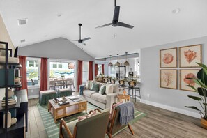 Smart TV, books - 1 Min to Beach- Pool, Golf Cart, Hot Tub, Fire Pit, Putting Green- NEW! (Panama City Beach)