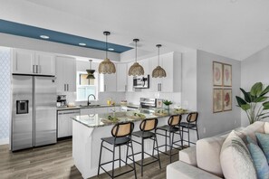 Réfrigérateur, four à micro-ondes, un four, surface de cuisson