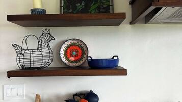 Een koelkast, een oven, een kookplaat, een koffiezetapparaat/waterkoker