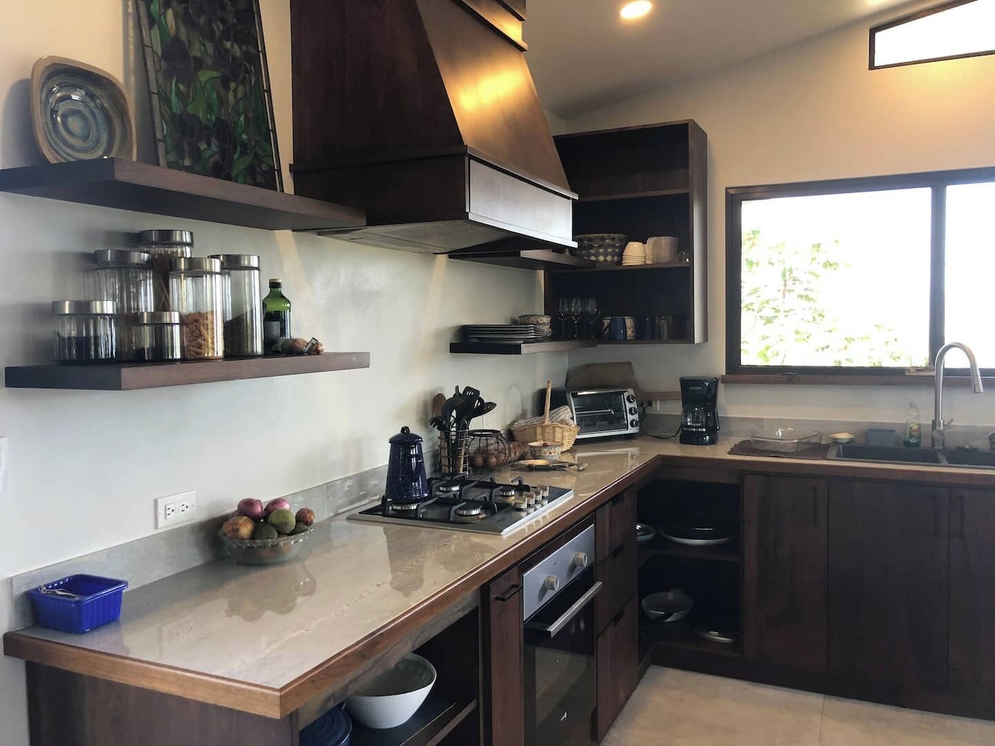 Frigorifero, forno, piano cottura, macchina per tè/caffè