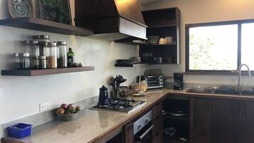 Frigorifero, forno, piano cottura, macchina per tè/caffè