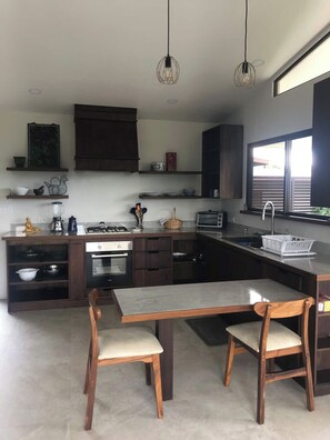 冷蔵庫、オーブン、コンロ、コーヒー / ティーメーカー