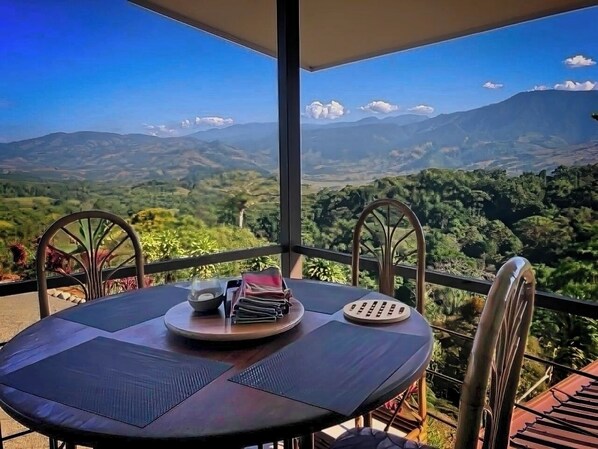 Outdoor dining - Soar with the birds, relax in luxury. (Platanillo De Baru)