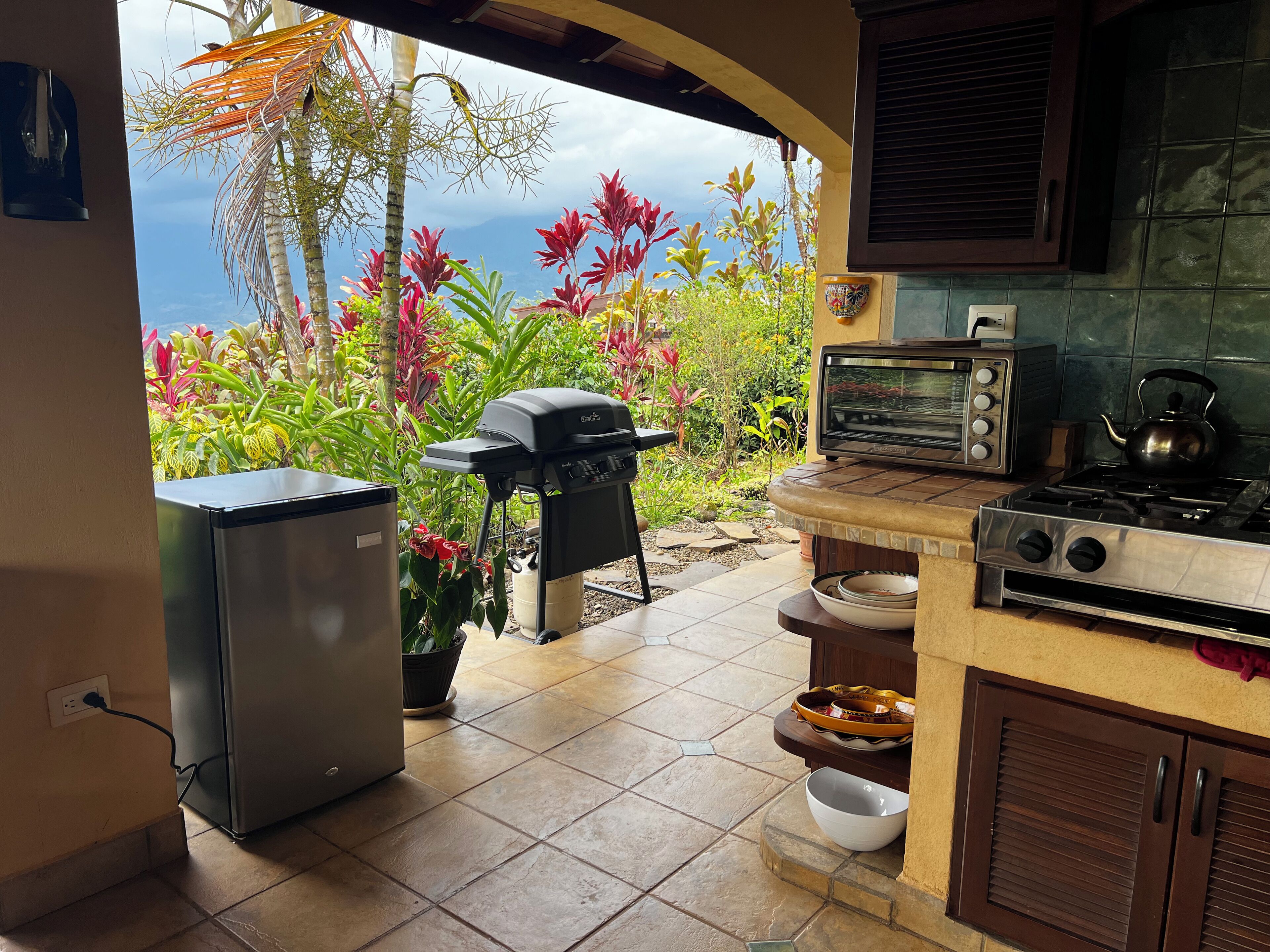 Een microgolfoven, een kookplaat