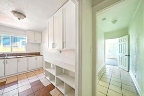 Interior - LONG-TERM RENTAL, ONE YEAR MINIMUM in central Los Angeles, close to downtown LA (Los Angeles)