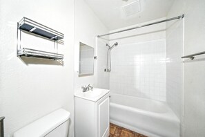 Bathroom - LONG-TERM RENTAL, ONE YEAR MINIMUM in central Los Angeles, close to downtown LA (Los Angeles)