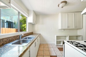 Private kitchen - LONG-TERM RENTAL, ONE YEAR MINIMUM in central Los Angeles, close to downtown LA (Los Angeles)