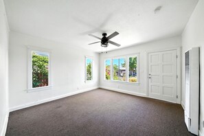 Interior - LONG-TERM RENTAL, ONE YEAR MINIMUM in central Los Angeles, close to downtown LA (Los Angeles)