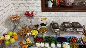 Uma mesa de buffet com diversos alimentos e acompanhamentos.